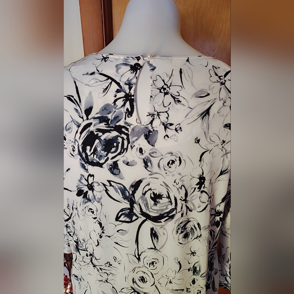 🖤🌸 Karl Lagerfeld Paris Black & White Floral Top – Size 1X - NWOT 🌸🖤 - Picture 5 of 7